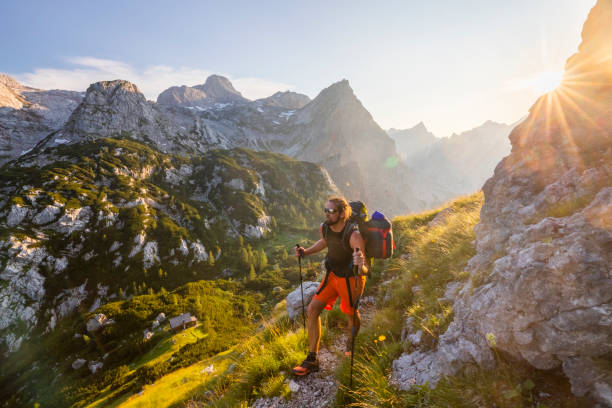 wanderer auf einem bergweg im nationalpark berchtesgaden bei königssee - bayerische alpen stock-fotos und bilder