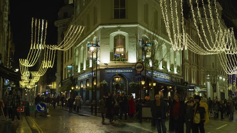 Glassblower pub in London, on a Christmas night