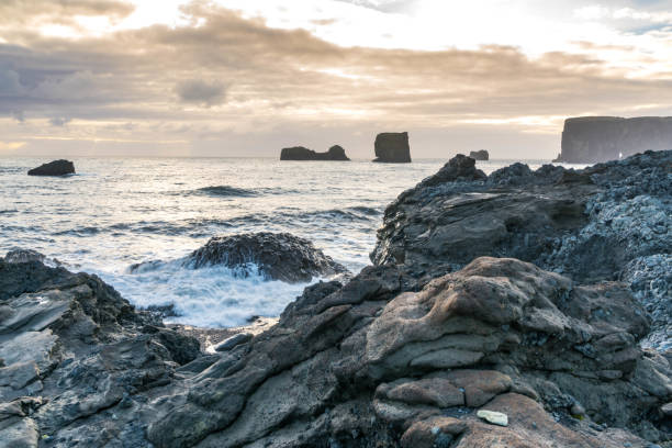 ciel dramatique au-dessus de la plage de roche noire - long exposure rock cloud sky photos et images de collection