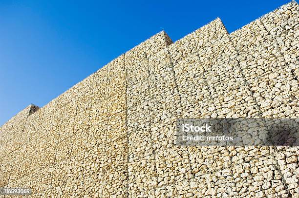 Parete Di Sicurezza - Fotografie stock e altre immagini di Inquadratura dal basso - Inquadratura dal basso, Muro di pietra, A forma di blocco