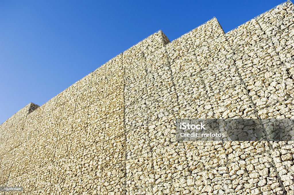 Стена безопасности - Стоковые фото Каменная стена роялти-фри