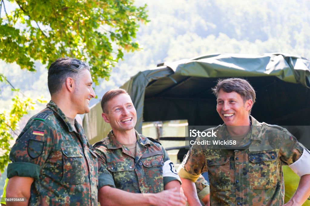 Drei scherzhafte Armeeoffiziere - Lizenzfrei Bundeswehr Stock-Foto