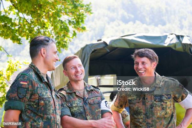Drei Scherzhafte Armeeoffiziere Stockfoto und mehr Bilder von Bundeswehr - Bundeswehr, Soldat, Militär