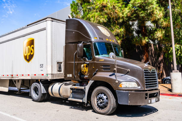 ups (united parcel service) ciężarówka jazdy na ulicy - united parcel service truck shipping delivering zdjęcia i obrazy z banku zdjęć