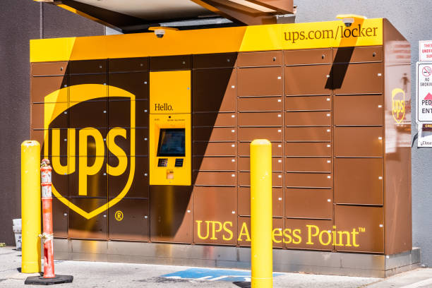 casier ups disponible 24 heures pour le ramassage des colis - united parcel service truck shipping delivering photos et images de collection