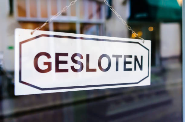 cartello "gesloten" (chiuso) sulla porta di un negozio olandese. - building exterior store closed photography foto e immagini stock