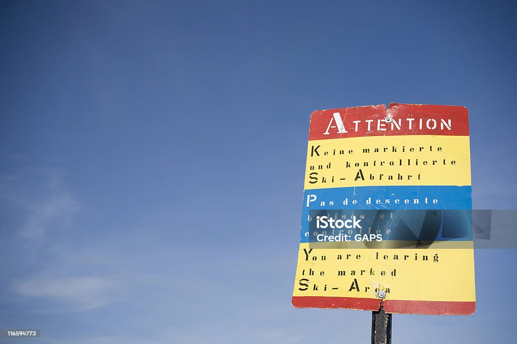 Señal de advertencia en la frontera del área de esquí - Foto de stock de Aire libre libre de derechos