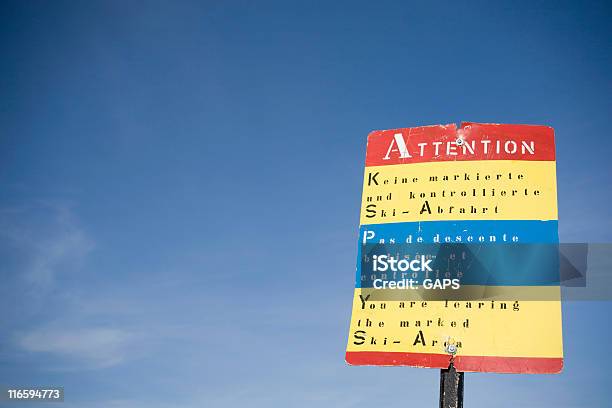 Señal De Advertencia En La Frontera Del Área De Esquí Foto de stock y más banco de imágenes de Aire libre