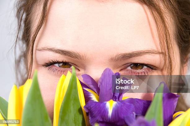 Giovane Donna Con Fiore - Fotografie stock e altre immagini di Adulto - Adulto, Beautiful Woman, Bellezza