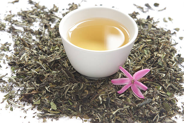 tazza di tè bianco con foglie di asciutto - tea leaves chinese tea green tea leaf foto e immagini stock