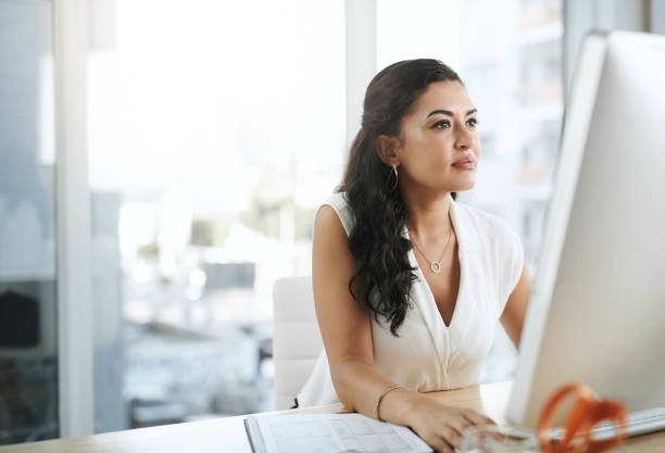 a produtividade nasce do foco - pc desktop pc women desk - fotografias e filmes do acervo