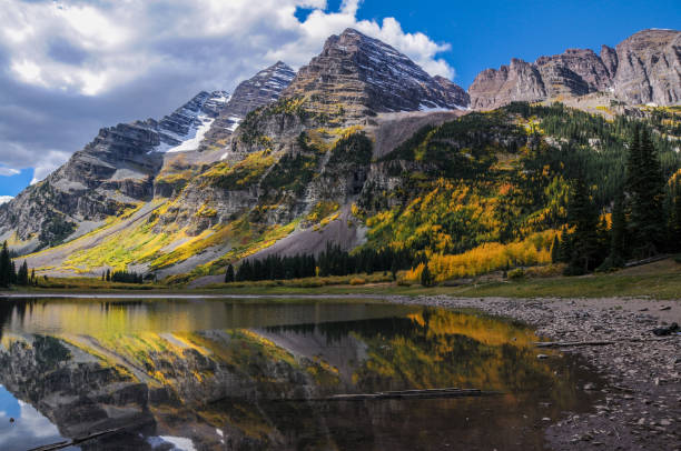 istock Colorado Maroon Bells - Crater Lake Reflection Horizontal 1165979615