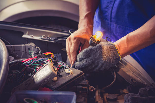 istock Technician checking car fuse by lamp tester which nagative pole of lamp tester connected with car frame and positive pole measure at secondary of fuse box. 1165979944