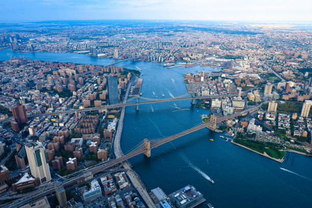 les 3 ponts et east river - new york - manhattan aerial view brooklyn new york city photos et images de collection