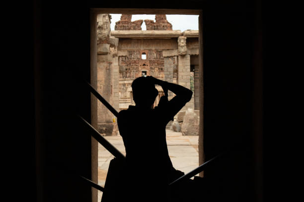 インド、カルナタカ州ハンピにある破壊されたヴィッタラ寺院の写真を撮影した写真家 - indian ethnicity traditional culture architecture karnataka ストックフォトと画像