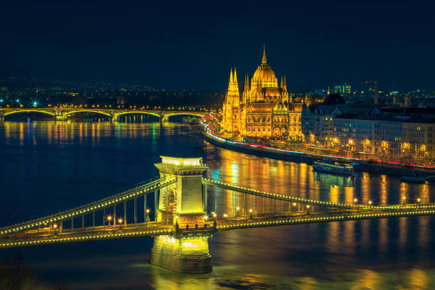 pont de chaîne illuminée et bâtiment de parlement la nuit, budapest, hongrie - budapest parliament building chain bridge night photos et images de collection