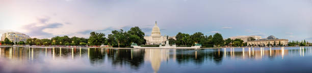 vista panorámica del edificio del capitolio de los estados unidos reflejado en la piscina de reflexión. - panorámica fotografías e imágenes de stock