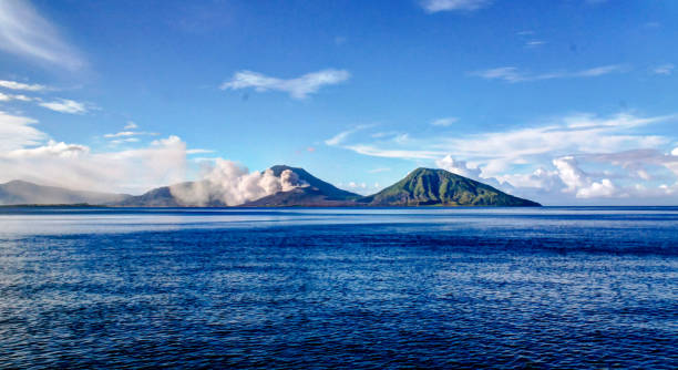 éruption du volcan tavurvur, rabaul, île de nouvelle-bretagne, png - guinée photos et images de collection