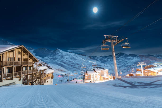 luz de noite celestial alpina - ski resort winter ski slope ski lift - fotografias e filmes do acervo