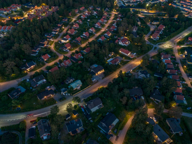 widok z lotu ptaka na małe miasto - city night lighting equipment mid air zdjęcia i obrazy z banku zdjęć