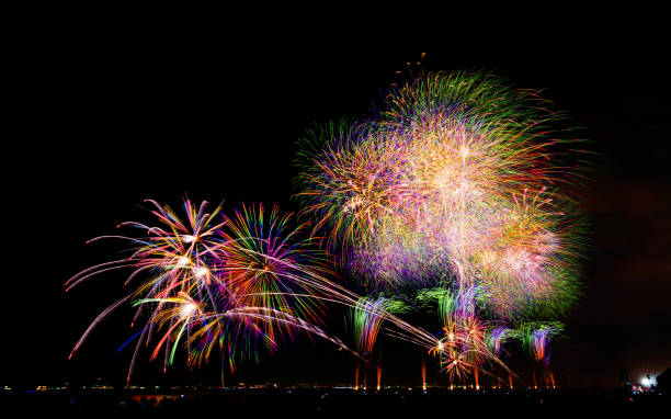 夏の夜の東京都市光を背景に千葉市花火大会の風景 - 夏祭り ストックフォトと画像