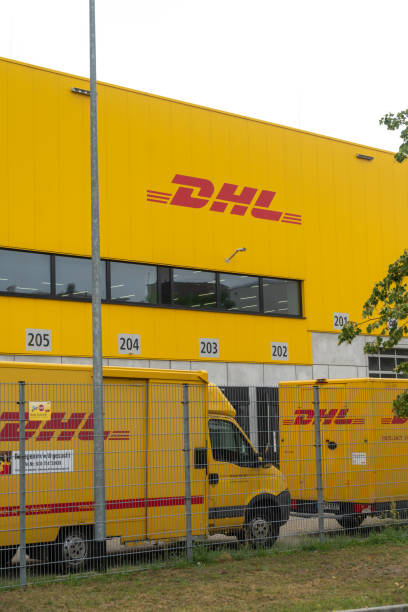 punkt dostawy dhl w: berlin - dhl sign commercial sign germany zdjęcia i obrazy z banku zdjęć