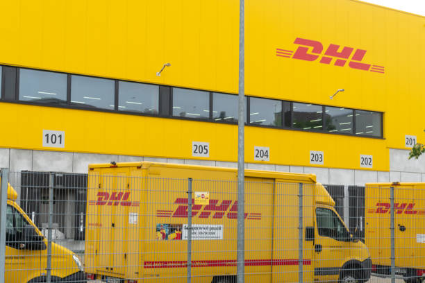 punkt dostawy dhl w: berlin - dhl sign commercial sign germany zdjęcia i obrazy z banku zdjęć