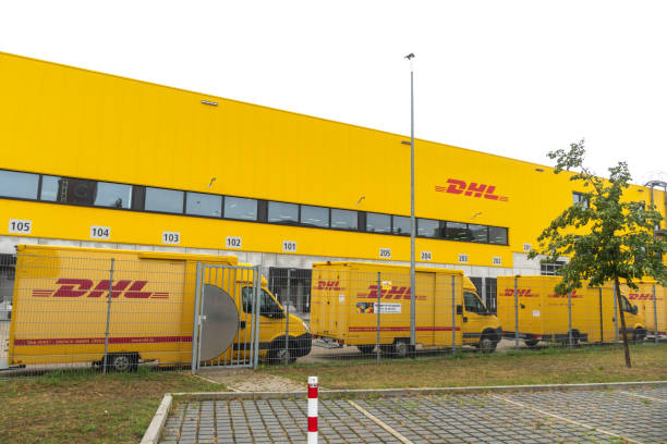 punkt dostawy dhl w: berlin - dhl sign commercial sign germany zdjęcia i obrazy z banku zdjęć