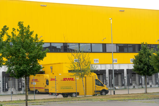 punkt dostawy dhl w: berlin - dhl sign commercial sign germany zdjęcia i obrazy z banku zdjęć