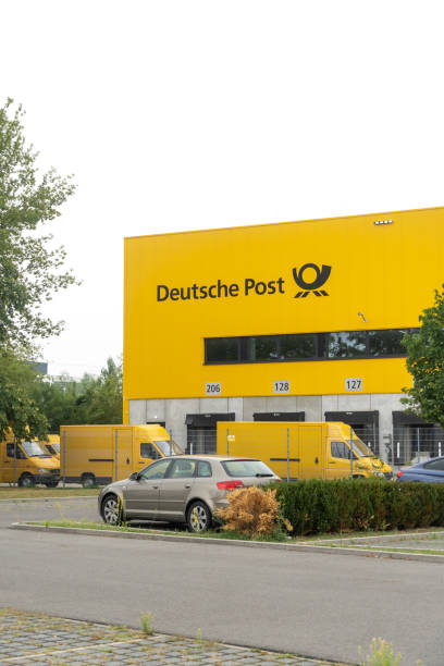 deutsche post allemand - messenger deutsche post ag package germany photos et images de collection