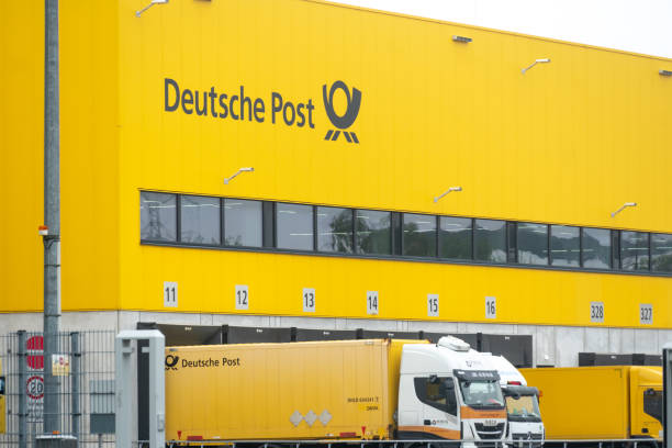 deutsche post - messenger deutsche post ag package germany stock-fotos und bilder