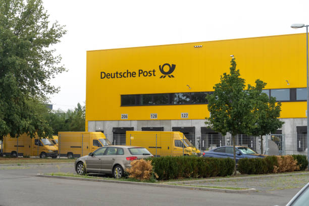 deutsche post - messenger deutsche post ag package germany stock-fotos und bilder