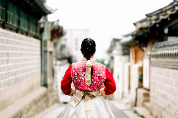 femme asiatique a rectifié la pose de hanbok de restant dans le village de bukchon hanok à séoul, corée du sud - korean culture photos et images de collection