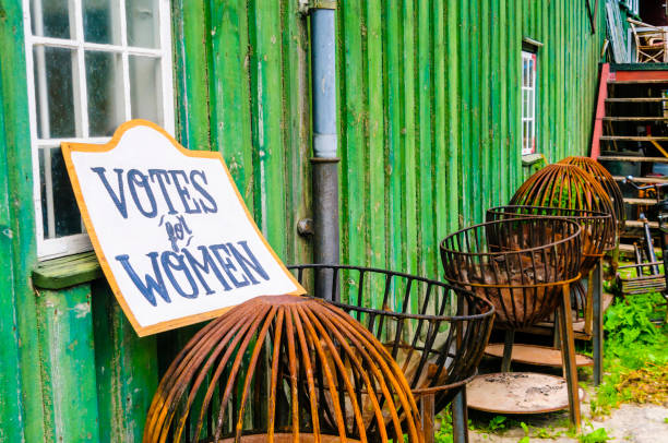 знак возле зеленого деревянного дома с надписью "голоса за женщин" - danish culture denmark old fashioned sign стоковые фото и изображения