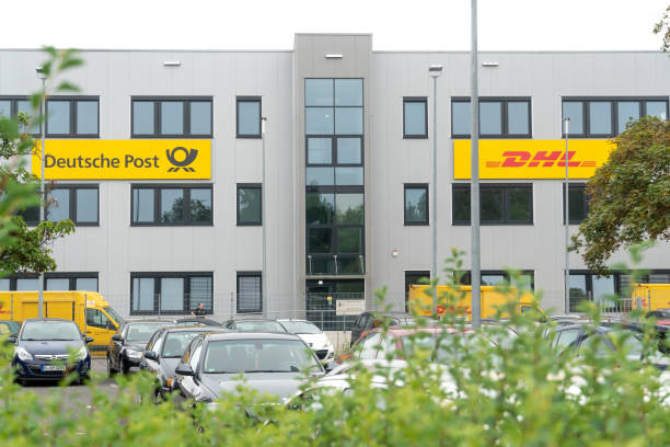 deutsche post dhl - messenger deutsche post ag package germany stock-fotos und bilder