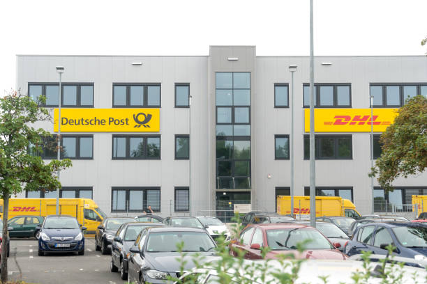 ドイツドイツポストdhl - messenger deutsche post ag package germany ストックフォトと画像