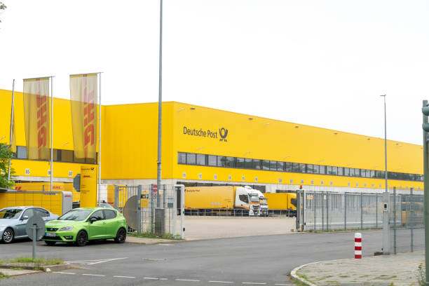 deutsche post dhl - messenger deutsche post ag package germany stock-fotos und bilder