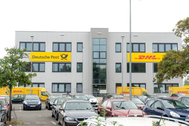 tedesco deutsche post dhl - deutsche post ag package germany occupation foto e immagini stock