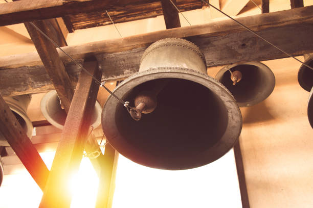 vintage kirche glocke unter turm alte christliche kirche in thailand - church bell tower temple catholicism stock-fotos und bilder