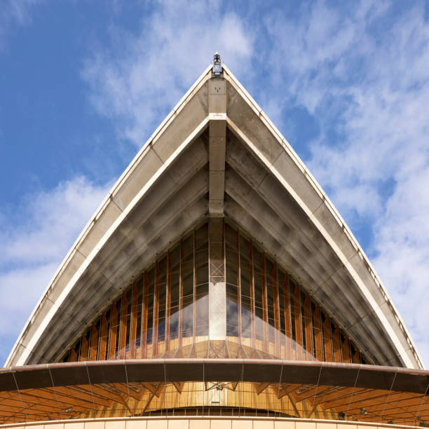 vista de cerca de la emblemática sydney opera house - sydney opera house sydney harbor opera house bright fotografías e imágenes de stock