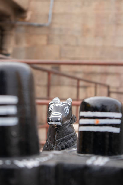 stone shiva linga et nandi ou dieu taureau sculpure se vend sur le bord de la route de la hampi, inde - shivalinga photos et images de collection