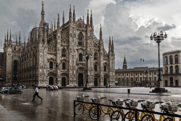 duomo di milano un jour de pluie. - dome milan italy architectural feature italy photos et images de collection