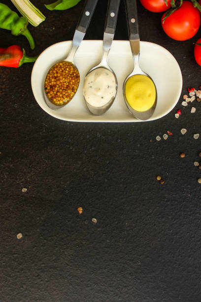 sauces, portion servant (ingrédient) différents types. vue du haut. copier l'espace - mustard mayonnaise condiment relish photos et images de collection