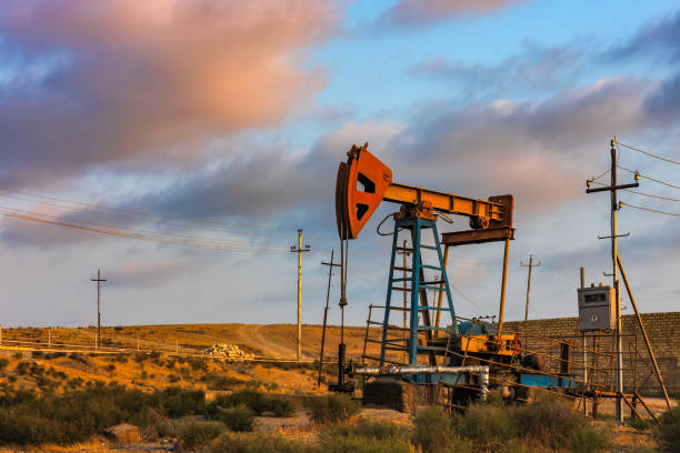 pompa platformy wiertniczej przed kolorowym zachodem słońca - oil pump sunset mining drilling rig zdjęcia i obrazy z banku zdjęć