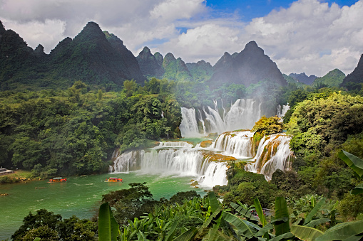 Detian Waterfalls in China, also known as Ban Gioc in Vietnam is the fourth largest transnational waterfalls in the world. Located in Karst hills of Daxin County, Guangxi Province, China and Trùng Khánh District, Cao Bằng Vietnam