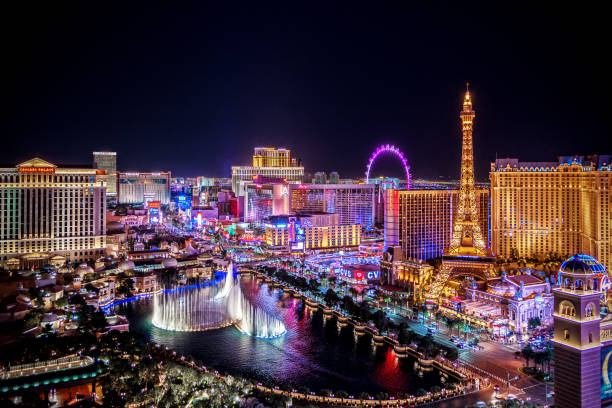 vista aérea de la franja de las vegas por la noche en nevada - las vegas metropolitan area skyline panoramic the las vegas strip fotografías e imágenes de stock