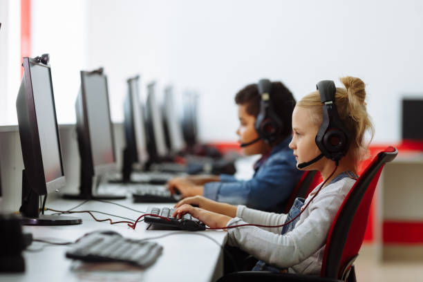 mixed racial group of elementary school children in computer class - junior high fotos imagens e fotografias de stock