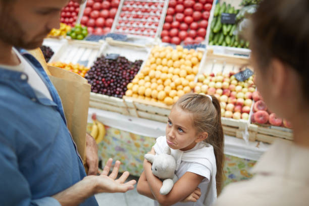 verdorbenes kind im supermarkt - fordern stock-fotos und bilder