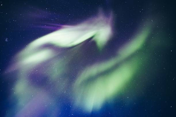 niebla polar ártica aurora boreales actividad aurora boreal en finlandia, laponia - cabin snow finland lapland fotografías e imágenes de stock