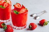 frische-erdbeere-rhabarber-und-wassermelone-granita-mit-minze-auf-grauem-stein-hintergrund.jpg?b=1&s=170x170&k=20&c=-SpNh52GUIz7NTBujJZwV-CcjhzetTt3YMZr2jOL5iQ=